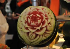 Qui e nelle prossime foto, alcuni esempi della stupefacente arte dell'intaglio di angurie e meloni.