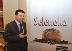 Filibero Mazzanti, direttore del Consorzio delle Buone Idee, mostra con orgoglio il noto marchio Selenella, che caratterizza la patata al selenio.
