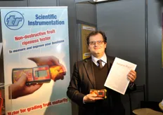 Enrico Turoni della TR Turoni mostra l'attestato relativo al terzo premio ottenuto come Innovazione 2009 al FLIA (Fruit Logistica Innovation Award).
