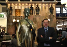 Paolo Merci di Veronamercato posa accanto alla statua di Giulietta.