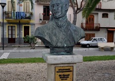 Il paese di Nizza di Sicilia, in provincia di Messina, ha dedicato un busto al colonnello Giovanni Interdonato, il quale, tra il 1875 e il 1880 realizzo' l'ibrido tra limone e cedro che porta ancora il suo nome.