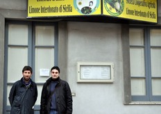 Attilio Interdonato (a sinistra), discendente del creatore della varieta' Interdonato e presidente del Consorzio di Tutela del prodotto, posa insieme a Giuseppe Piccolo (a destra) di fronte alla sede del Consorzio.