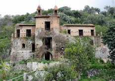 "L'antica casa di campagna appartenuta un tempo agli Interdonato e successivamente distrutta da un incendio. Attilio Interdonato dichiara: "Il mio sogno e' quello di restaurare questa vecchia casa dei miei avi e crearvi un centro didattico per l'agricoltura. Abbiamo bisogno di nuove leve per portare il Limone Interdonato nel futuro"."