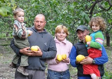 Una foto di gruppo dei lavoranti romeni che prestano la loro opera nel limoneto. Saranno loro il futuro di questa terra?