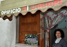 Il Limone Interdonato si presta come ottima materia prima per diverse lavorazioni alimentari. Nelle vicinanze di Nizza di Sicilia, a Fiumedinisi (ME) e' nato nel 2006 un opificio di liquori specializzato nella produzione artigianale di Limoncello. L'attivita' e' gestita da Francesco Sentineri. Nella foto, la sorella Giusy.