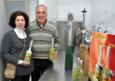 "Giusy Sentineri (a sinistra) con suo zio Sabino Sparacino, a sua volta produttore di Limoni Interdonato e socio del Consorzio. Sabino racconta: "Da 38 anni mi dedico all'attivita' di produttore di limoni e gestisco 8 ettari, di cui 5 in affitto. Mio figlio sta seguendo le mie orme e di questo sono molto orgoglioso, ma qui servirebbe anche un corso di imprenditoria cooperativa, in grado di darci le basi per operare al meglio nel nostro territorio"."