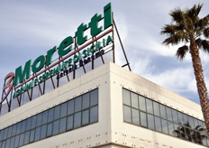 Il magazzino del Gruppo, inaugurato nel 2000, si estende su una superficie complessiva di 27.000 metri quadrati, di cui 11.000 coperti dedicati alla lavorazione e 3.000 mq di soppalchi per la movimentazione e lo smistamento dei vuoti.