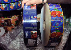 Grazie ad alcune iniziative di co-marketing tra il Consorzio IGP e le catene della grande distribuzione organizzata, le arance del Gruppo Bonomo vengono commercializzate sia sotto private label (Sapori e Dintorni di CONAD), sia marchio proprio (3Moretti).