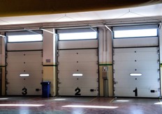 Lo stabilimento del Gruppo Bonomo e' dotato di dieci attracchi per i camion.