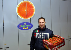Oltre agli agrumi, l'azienda commercializza pere, limoni, pomodori, pesche e fichidindia. Nella foto, il responsabile per la logistica, Giuseppe Bonaccorso.