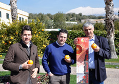 "Da sinistra a destra, Alessandro Scuderi Matarazzo (Consorzio Arancia Rossa IGP), Luca Bonomo (Gruppo Bonomo) e Placido Caponnetto (referente per il progetto "Il colore degli agrumi di Sicilia" presso l'ufficio SOAT di Paterno')."
