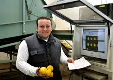 Tonino Dorio, responsabile del magazzino, si e' specializzato nella regolazione del macchinario di selezione del prodotto.