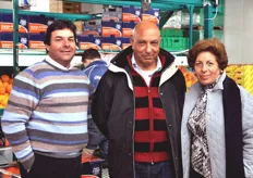 Da sinistra a destra: Calogero Simonaro del Consorzio di Tutela Arancia di Ribera DOP, Giancarlo Sparacino, titolare di Biofruit e la moglie Vita Puccio.