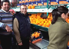 Sulla sinistra: Calogero Simonaro. Accanto a lui, il responsabile del magazzino Giuseppe Sapienza, che ha illustrato con dovizia di dettagli le diverse fasi della lavorazione a noi di FreshPlaza.