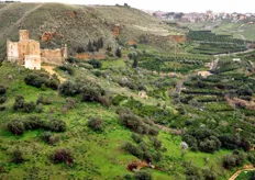 La valle e' dominata dalle rovine dell'antico castello di Poggiodiana.