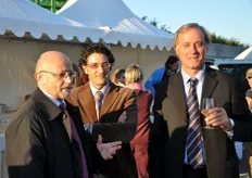 Domenico Sacchetto, sulla destra, presidente di Asprofrut, saluta gli intervenuti alla cerimonia di inaugurazione di Fruttinfiore 2009.