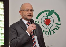 Il convegno e' stato aperto dal Dott. Silvio Pellegrino, direttore del centro di ricerca per la frutticoltura piemontese CReSO. Pellegrino ha sottolineato la forte sinergia che unisce il momento produttivo a quello della ricerca e sperimentazione: le linee guida vengono infatti decise insieme e co-finanziate dagli stessi produttori frutticoli della regione.