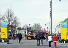Nel centro cittadino di Lagnasco, intanto, Fruttinfiore presenta tutte le sue esposizioni. Questo e' l'ingresso al Salone delle Tecnologie applicate all'Ortofrutta.