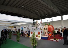 Una serie di stand sono stati allestiti in uno dei magazzini della Asprofrut.