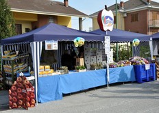 Un banchetto allestito da Lagnasco Group, altra principale associazione di produttori della zona, insieme a Ortofruit Italia e Asprofrut.