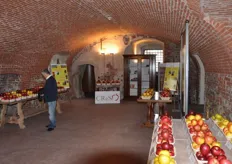 La mostra pomologica allestita dal CReSO in una delle sale del Castello.
