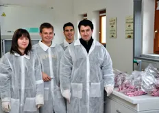 Il gruppo di ricerca sulle patologie delle piante. Da sinistra a destra: Anna Basso, Luca Nari, Giorgio Curetti e Marco Allasia. Questo gruppo di ricerca e' coordinato e diretto dal Dott. Graziano Vittone.