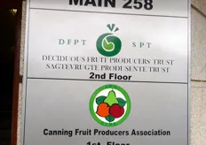 Tra le diverse visite, il gruppo italiano si e' recato presso la sede della DFPT (Deciduous Fruit Producers' Trust) a Paarl, a circa 70 km da Citta' del Capo. L'organizzazione raggruppa il 97 per cento dei produttori sudafricani di frutta e, grazie al finanziamento dei soci, investe in ricerca, innovazione varietale, nuovi metodi di protezione delle colture, consulenza tecnica e sviluppo di nuovi mercati.