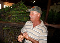 Il responsabile dell'azienda illustra ai visitatori le diverse fasi del confezionamento.