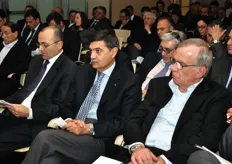 Sebastiano Cosentino (al centro) segue con interesse la relazione.