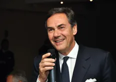 Durante la cena, Luigi Peviani ha voluto rendere omaggio a due aziende storiche dell'associazione.
