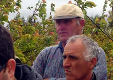 Il Sig. Ruggero Fortunato (con il berretto) e' tra i primi frutticoltori del metapontino ad aver realizzato (2008) impianti di albicocco con varieta' del gruppo Escande-BEE.