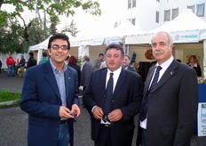 Da sinistra verso destra Carmelo Mennone (AADS Pantanello – ALSIA), Saverio Carbone ( Assessore all’Agricoltura – Comune di Policoro), Cosimo Cellamare (Coordinatore TELETHON per la provincia di Matera).