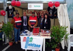 Stand della TELETHON. Da sinistra verso destra Gennaro D’Acunzi, Cosimo Cellammare, Fedele Dicosola, Roberto Rutilio, Nicola Conserva, Vittoria Comasco (hostess).