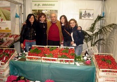 Salvatore Martelli, Presidente del Distretto Agroalimentare di Qualita' del Metapontino, in compagnia delle graziose cugine Ancona dell’omonima OP.