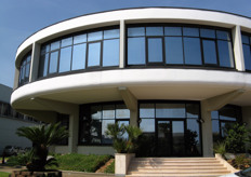 In questo edificio sono collocati gli uffici amministrativi, ma dal prossimo anno (2010) vi sara' allestita la show-room di CartonPack. L'azienda si trova infatti in fase di ampliamento, con la realizzazione di una nuova struttura, in parte gia' operativa, che si estende su una superficie di 60.000 metri quadrati, di cui 30.000 coperti.