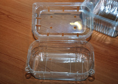 Clamshell con fori per aerazione.