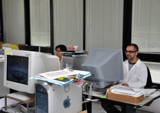 Grande cura viene posta dall'azienda nella personalizzazione del prodotto a seconda delle esigenze della sua clientela. Qui vediamo lo studio grafico. Tutti i film prodotti da CartonPack possono essere stampati fino a 10 colori.