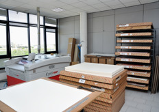 In questo laboratorio vengono realizzati i fotopolimeri, grandi lastre che rappresentano i cliches fisici di quanto viene impostato dai grafici al computer.