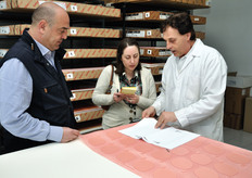 Francesco de Pasquale (primo sulla destra) illustra i passaggi chiave per la realizzazione delle lastre fotopolimeriche. Ogni lastra, che e' fotosensibile, viene esposta ad una luce ultravioletta, che la impressiona nei punti relativi al singolo motivo grafico impostato dal computer per la stampa.