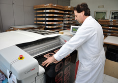 La lastra impressionata viene posta in un nuovissimo macchinario che, scaldando la lastra, asporta meccanicamente la parte non impressionata.