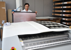 ... che emerge dall'altra parte pronta ad un nuovo passaggio sotto luce ultravioletta.