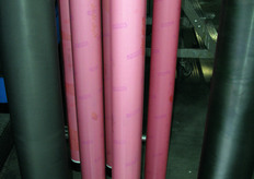 Alla fine del processo, ogni singola lastra viene montata su cilindri i quali, inseriti nel macchinario di stampa e opportunamente inchiostrati, danno vita al motivo grafico desiderato.