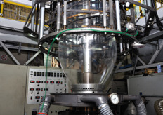 "Ecco la "sorgente" della pellicola: la granella di polipropilene viene riscaldata fino a fondere e a diventare una gigantesca "bolla" di film che viene soffiata verso l'alto da un potente getto d'aria."