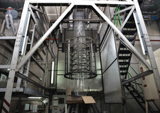 "La "bolla" di polipropilene fuso si allunga verso l'alto in forma cilindrica."