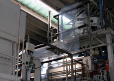 Opportunamente pressato, il polipropilene fuso assume la forma finale della pellicola, che ridiscende dall'alto, come in una specie di cascata.