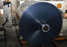 Questa invece e' una bobina di R-PET, polietilene riciclato. Tra i trend futuri che stanno affermandosi sul mercato degli imballaggi c'e' uno straordinario interesse per i film biodegradabili o riciclati.