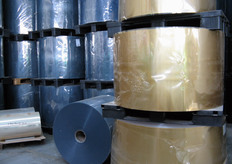 "Confronto tra bobine di R-PET (a sinistra) e bobine di PLA (a destra). Queste ultime sono realizzate in "plastica" completamente compostabile, in quanto ottenuta dalla fermentazione dell’amido di mais."