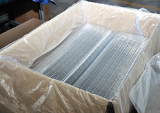 Un dettaglio dell'imballaggio dei cestini, protetti da una pellicola che evita il contatto diretto con il cartone esterno, per maggiore sicurezza igienica.