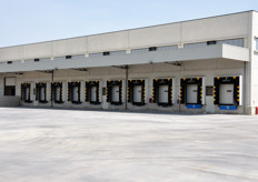 La nuova struttura presenta in totale 16 attracchi per i camion.