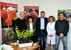 Agrisoil Research Srl, con sede a Bisceglie (BA) offre servizi integrati in agricoltura ed e' specializzata in crop management e nella selezione varietale, mediante metodo classico di ibridazione naturale, di cultivars di uva da tavola senza semi, idonee al territorio pugliese. Nella foto, il team di Agrisoil Research. Da sinistra a destra: Pietro Preziosa (coordinatore). Luisa Ruggeri (esperta in tecniche di coltivazione fuori suolo), Stefano Somma (breeder), la collaboratrice Paola e Marco Preziosa (esperto aspetti fisionutrizionali).